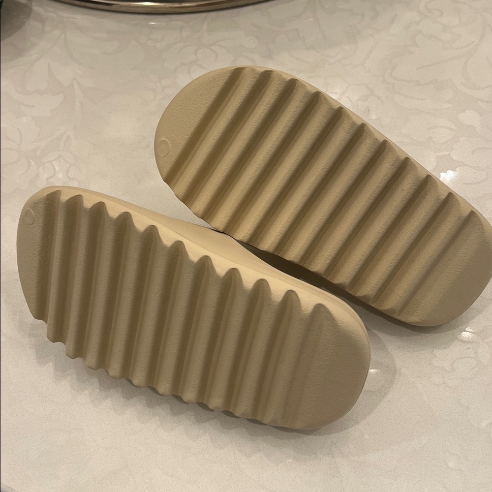 Yeezy Slides - Picture 2 of 4